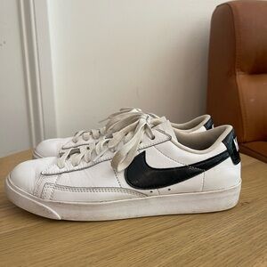 Nike sneakers Sz 7.5